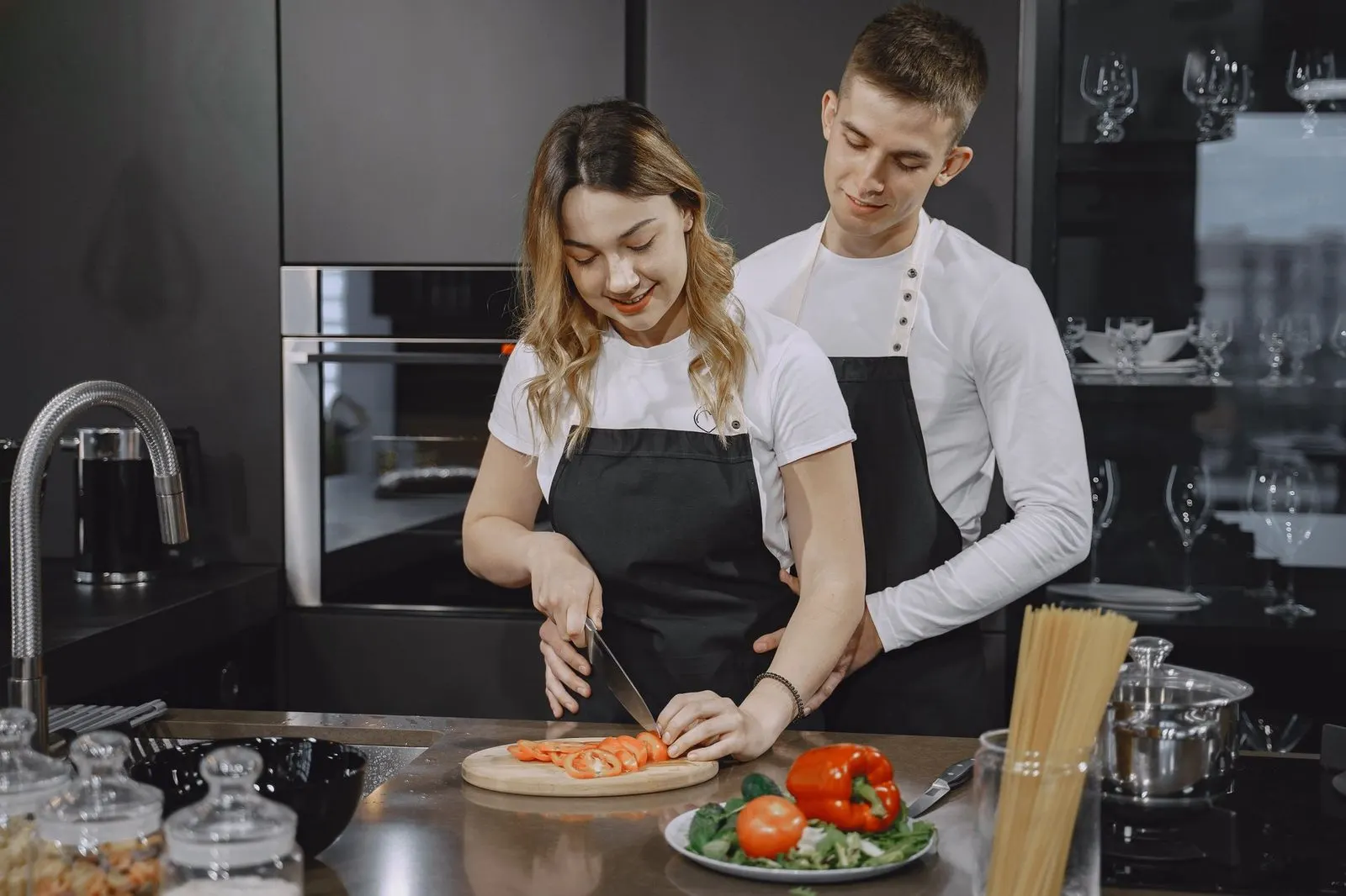 Pareja cocinando junta, reflejo de cómo el hombre Virgo cuida a la mujer Leo