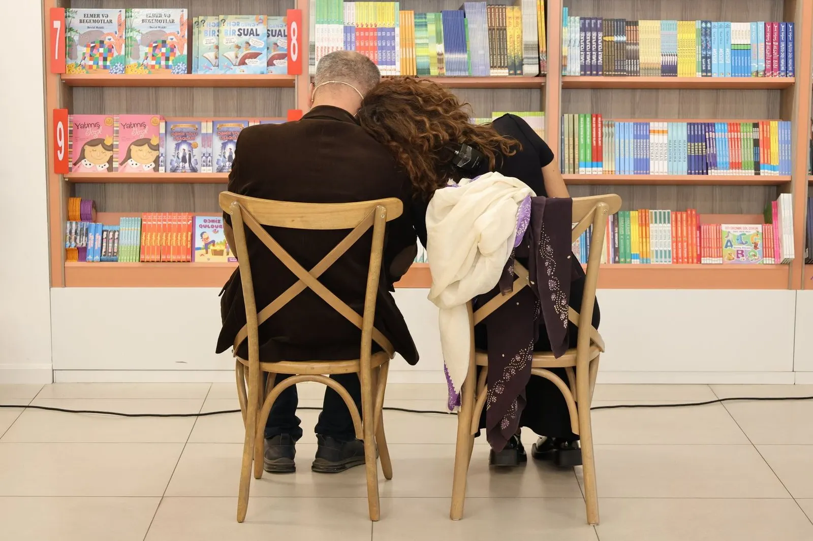 Pareja tranquila leyendo junta en una librería café, reflejo de Virgo y Libra
