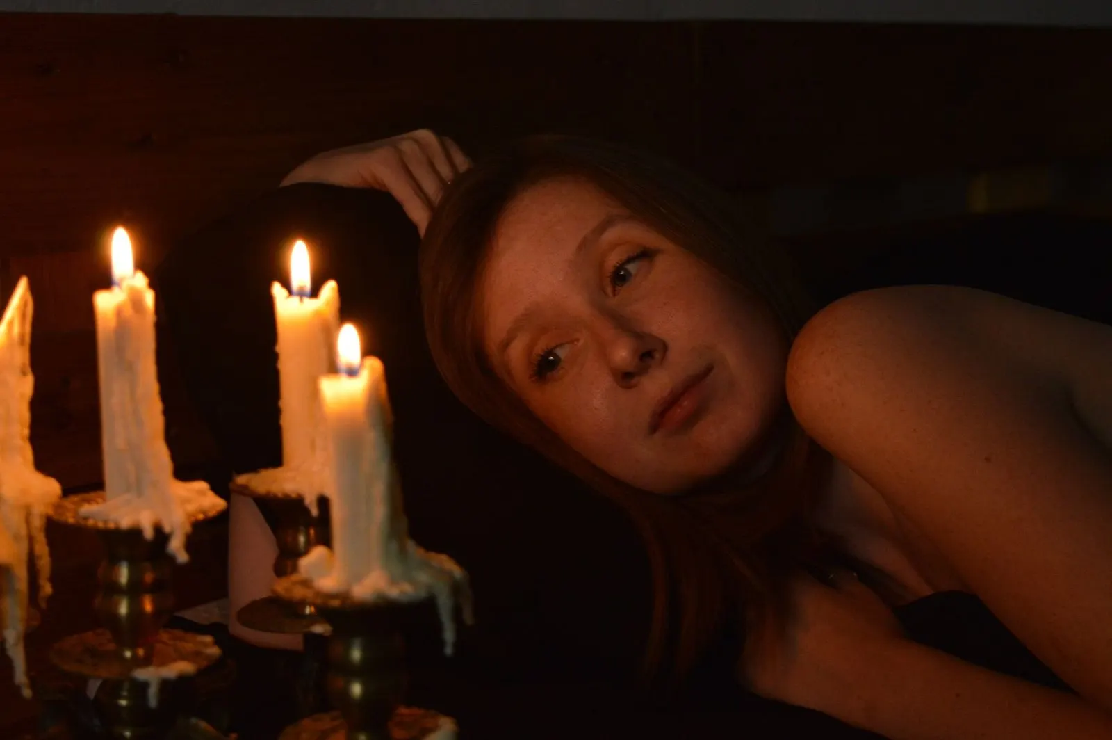 Dormitorio iluminado con velas y luz suave, ambiente íntimo para Virgo y Piscis