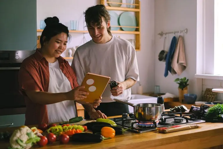 Hombre Virgo y mujer Tauro: detalle y calma en el amor Hombre Virgo y mujer Tauro cocinando juntos en una cocina acogedora