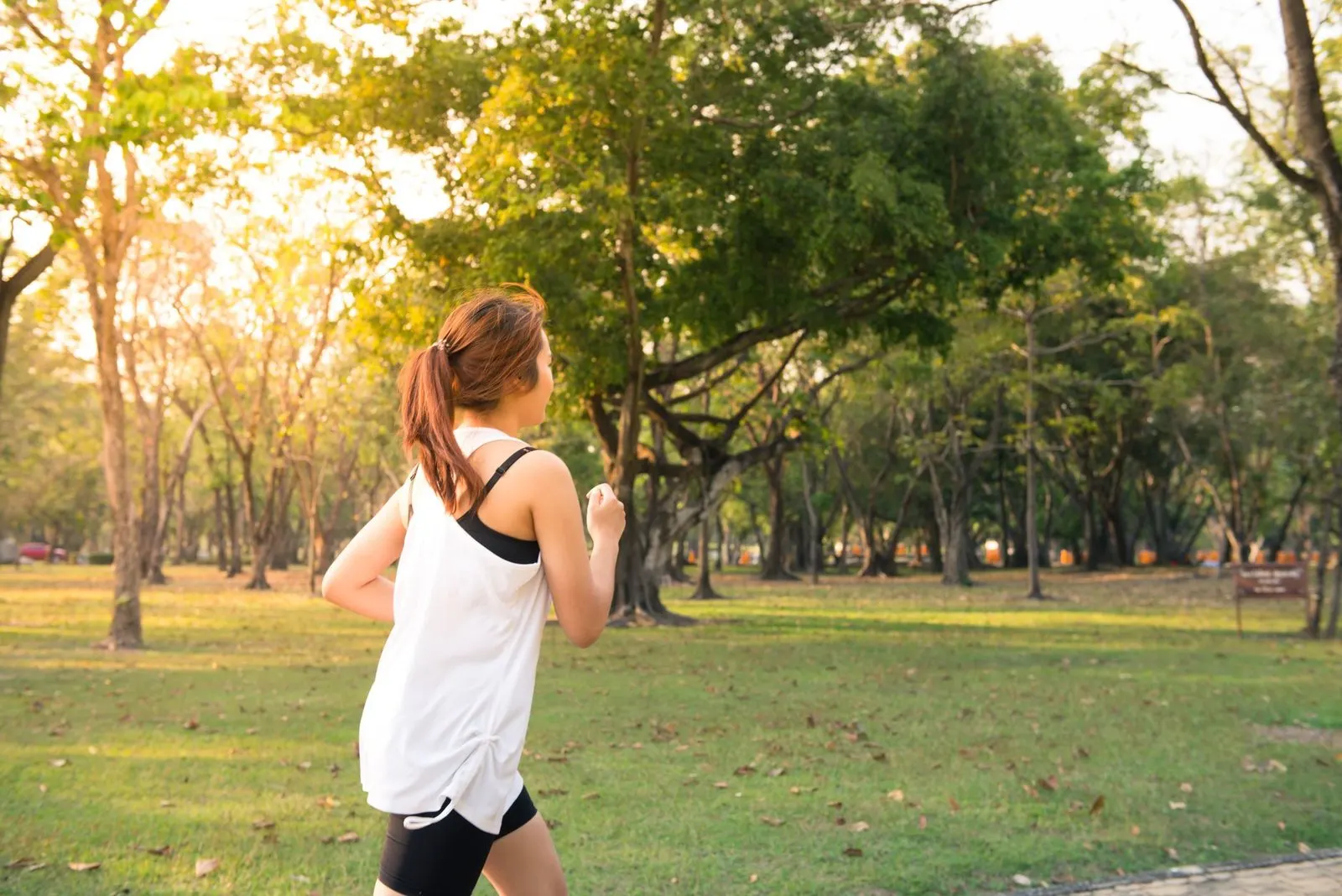 Mujer corriendo al amanecer, el movimiento que necesita la Luna en Aries para calmarse