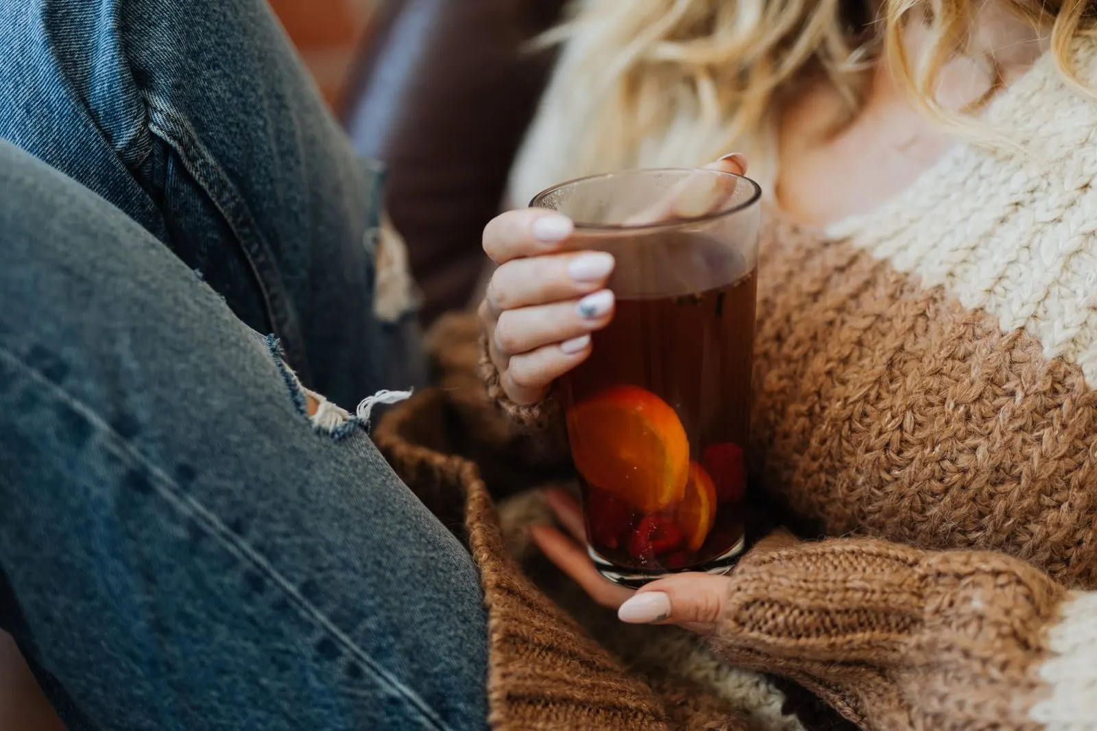Mujer con taza de té en casa, refugio emocional de la Luna en Cáncer
