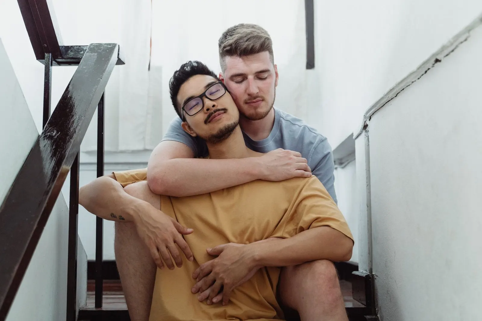 Pareja abrazada en casa, ternura y compatibilidad emocional de la Luna en Cáncer