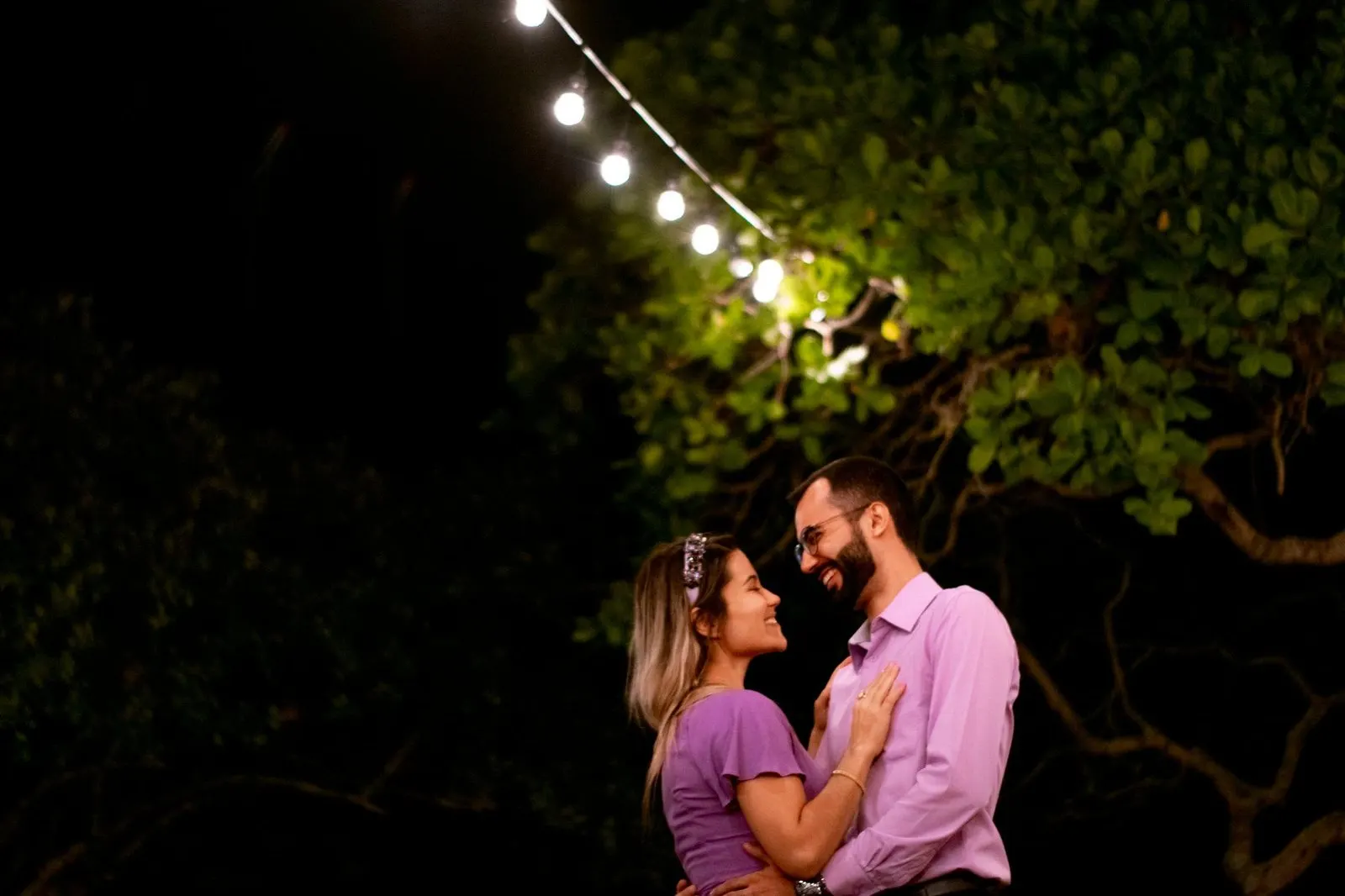 Pareja riendo en una tarde cálida, imagen de la compatibilidad de la luna en Leo