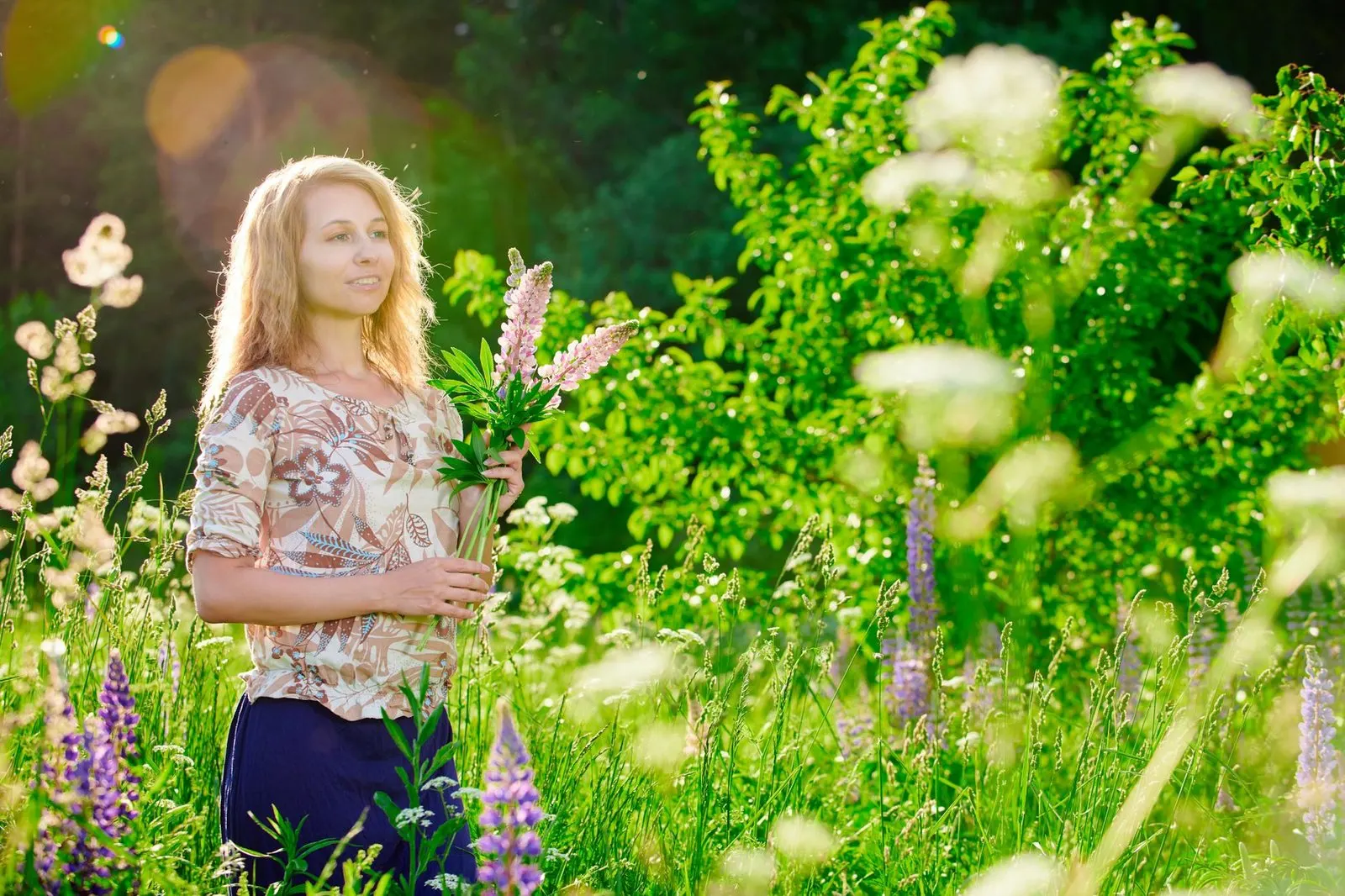 Mujer serena con flores a la luz del sol, reflejo de la luna en libra