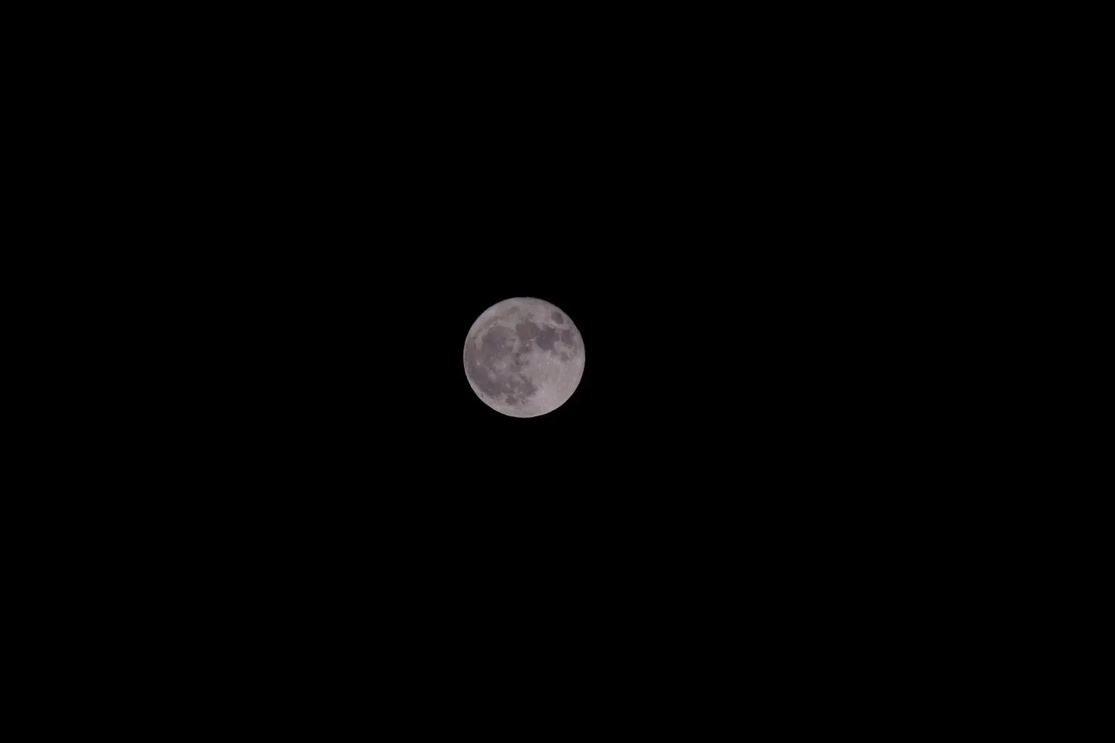 Luna llena sobre campos verdes, símbolo de la Luna en Tauro