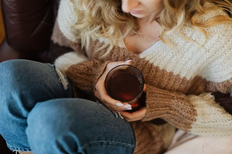 Mujer con Luna en Tauro disfrutando de un té en casa tranquila
