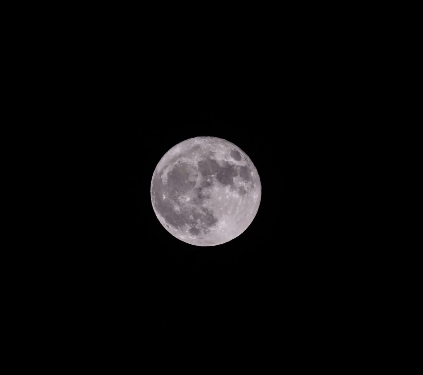 Luna llena sobre un cielo nocturno despejado, símbolo de la Luna en Virgo