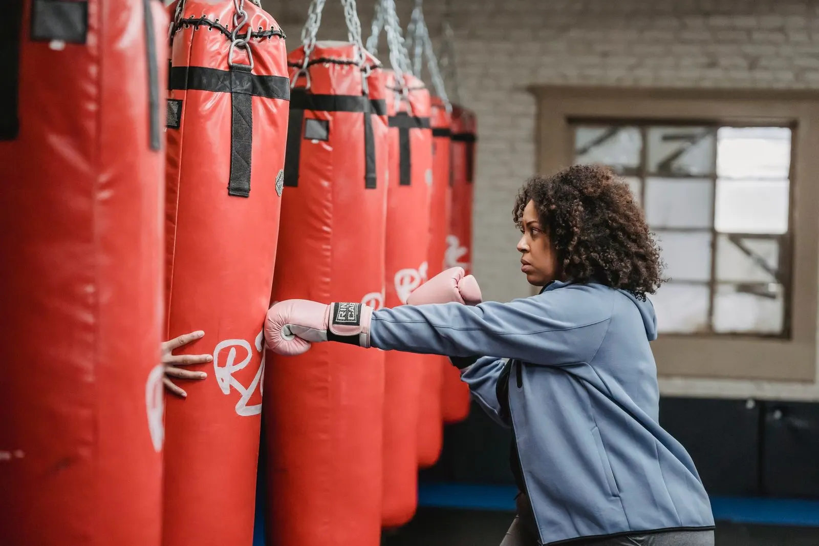 Mujer entrenando boxeo para canalizar la energía intensa de Marte en Aries