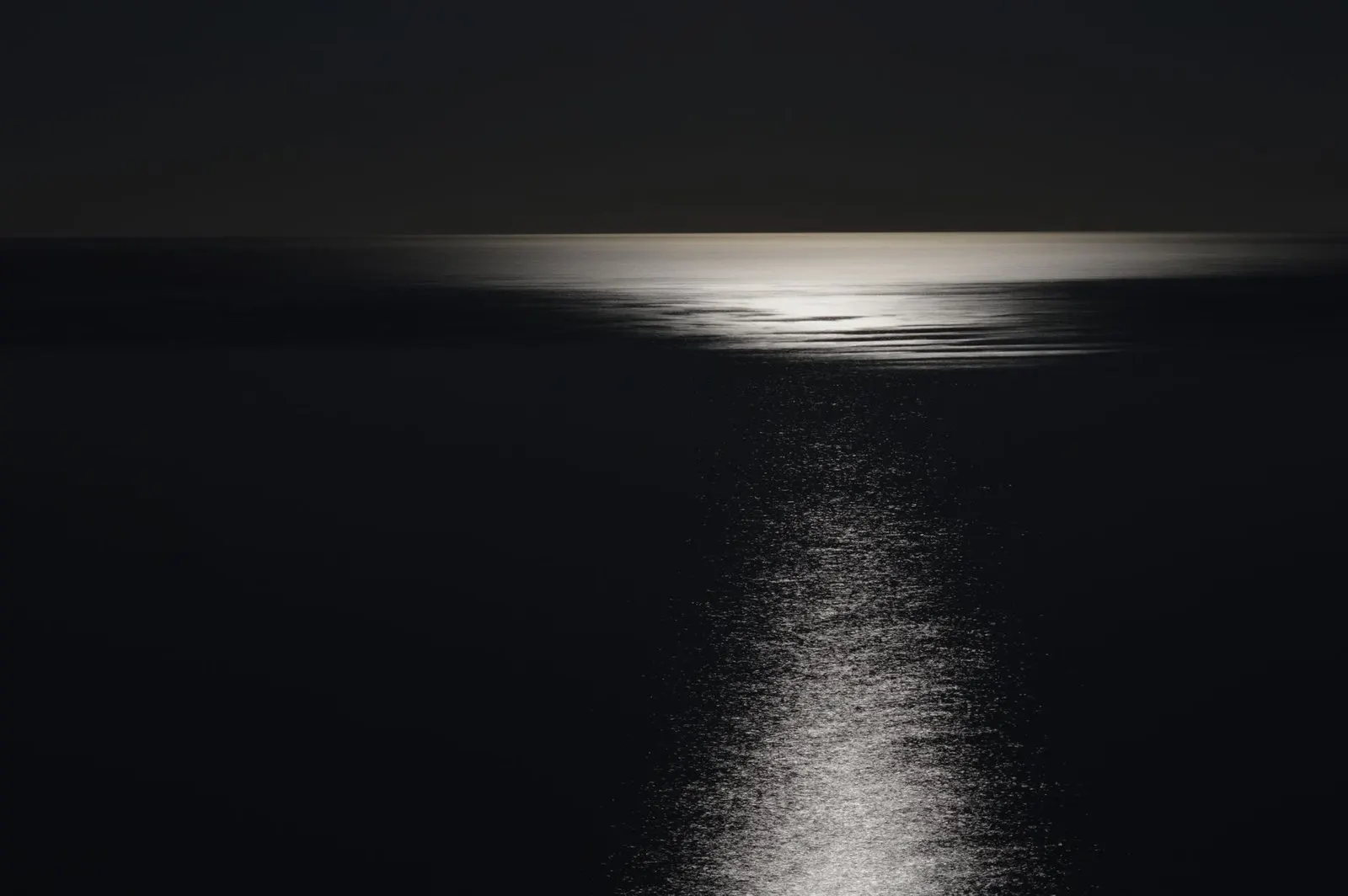 Luna sobre el mar en calma, símbolo del agua emocional de Marte en Cáncer