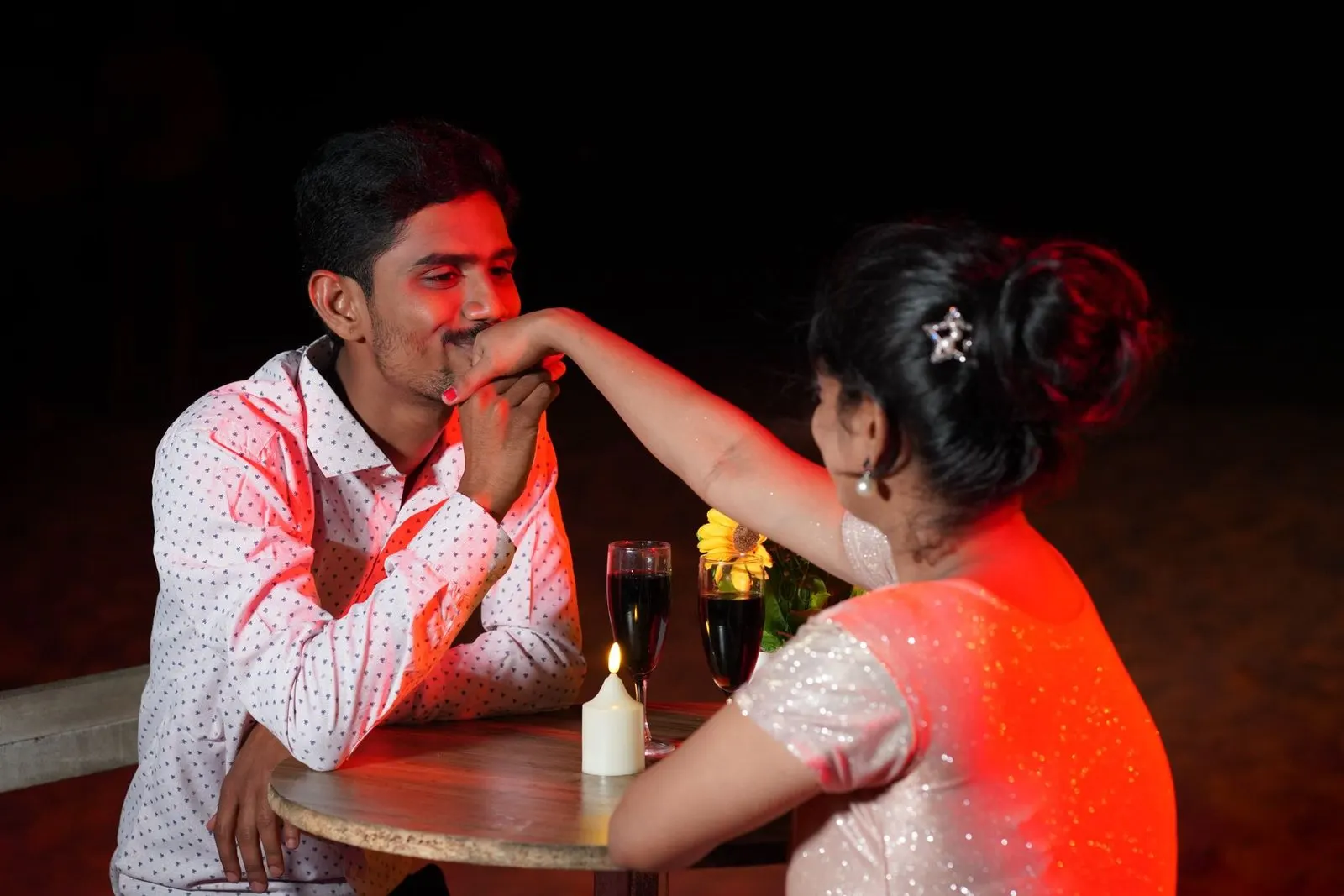 Pareja cenando con velas, reflejo del deseo sensual de Marte en Tauro
