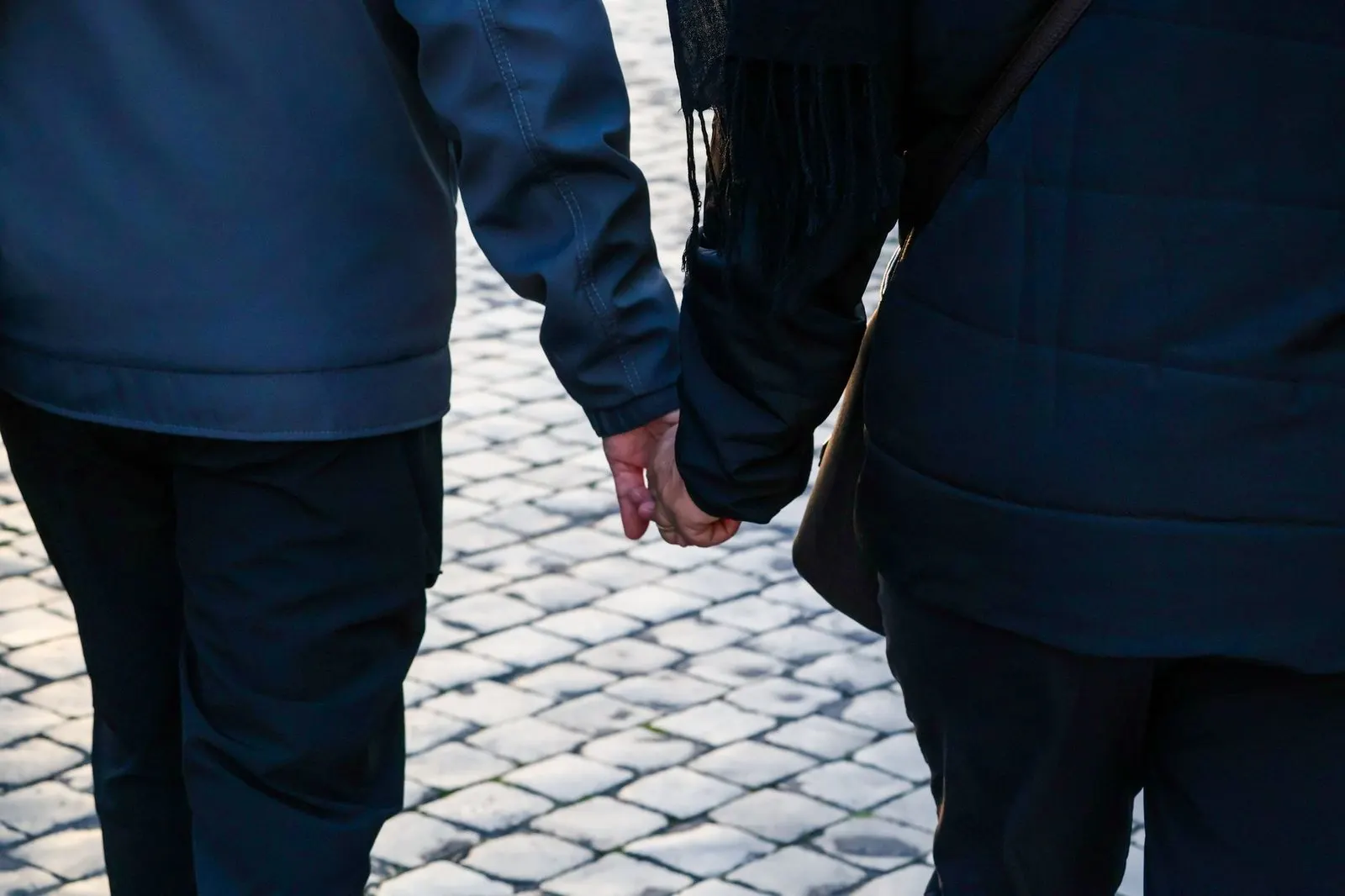 Pareja caminando de la mano, reflejo del nodo norte en Aries en pareja