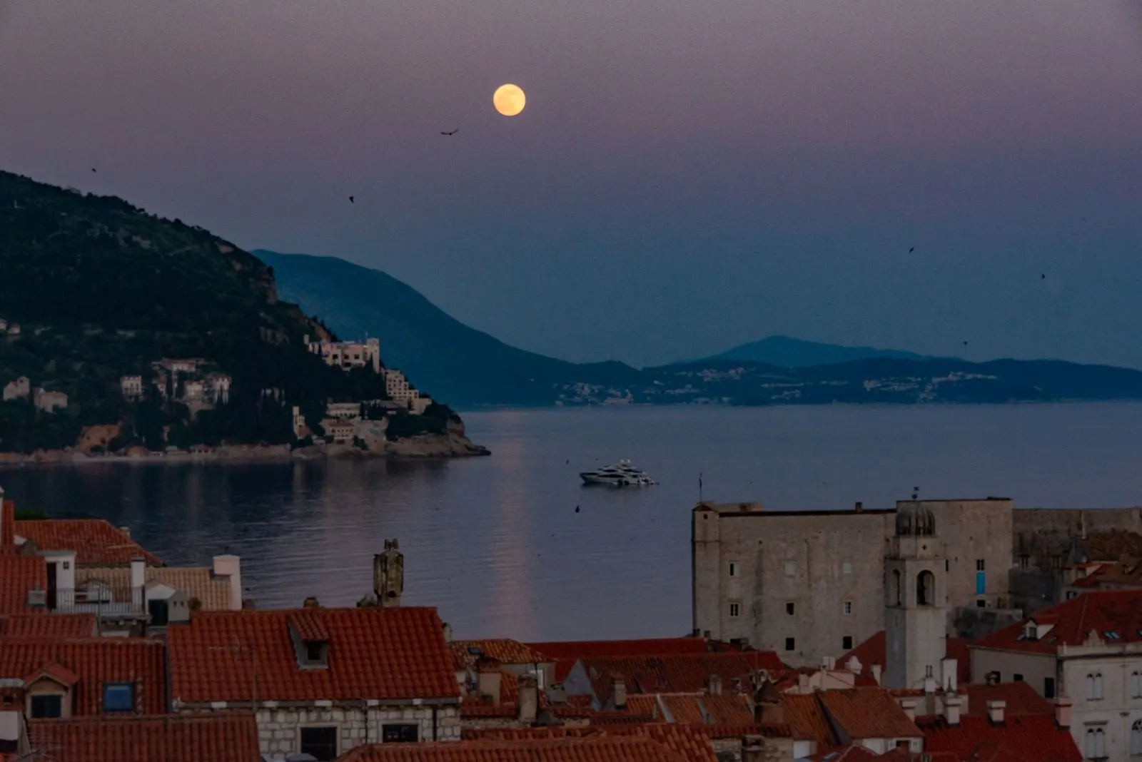 Luna llena sobre el mar, astro regente del eje nodal en Cáncer