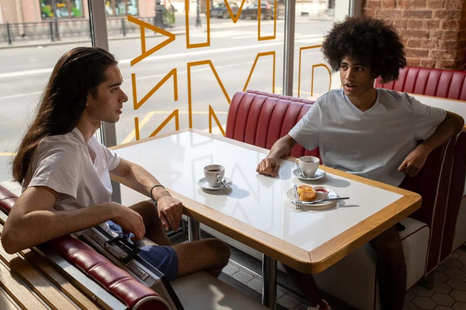 Dos amigas conversando en una cafetería, intercambio de ideas propio de Géminis