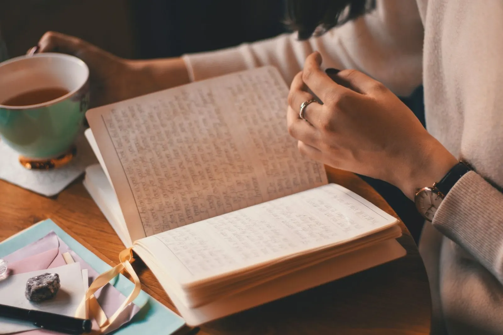 Persona escribiendo en un cuaderno, símbolo del Nodo Norte en Géminis y la comunicación