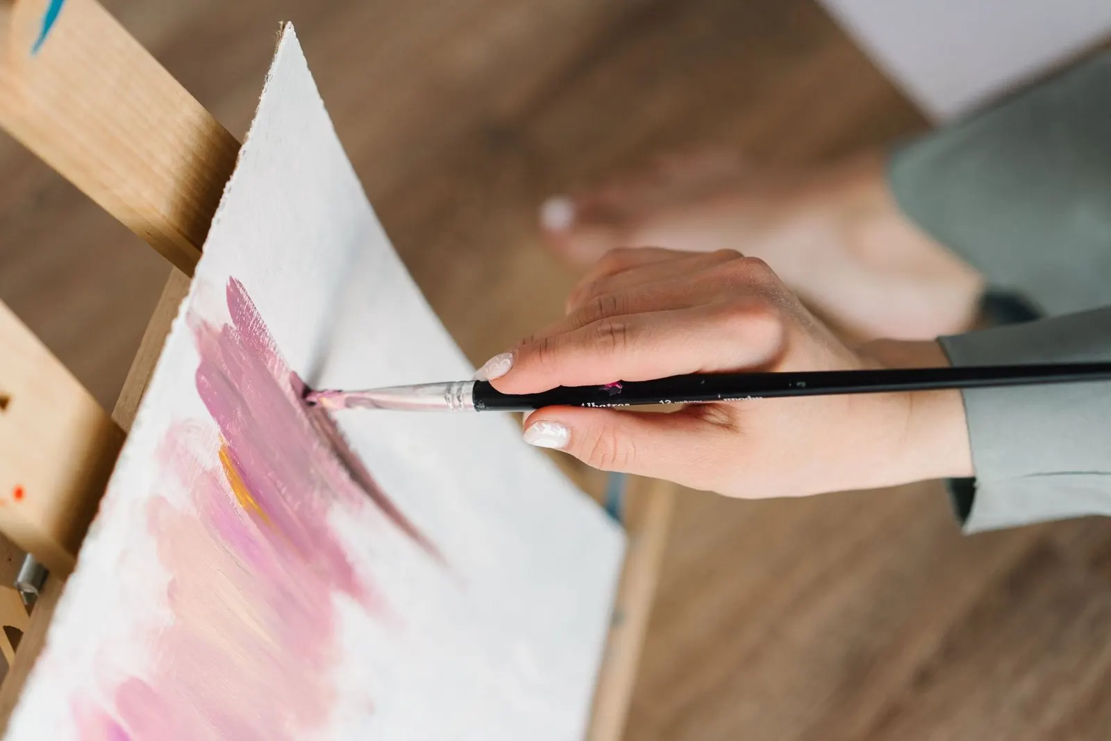 Persona pintando con alegría en su estudio, expresión creativa del Nodo Norte en Leo