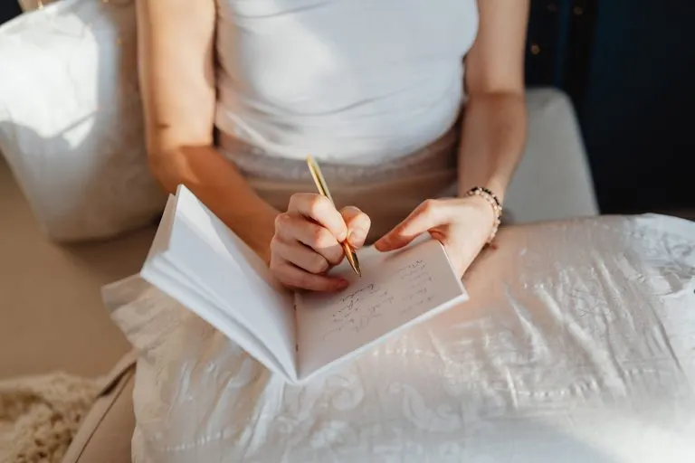 Mujer anotando su rutina en un cuaderno, reflejo del nodo norte en virgo