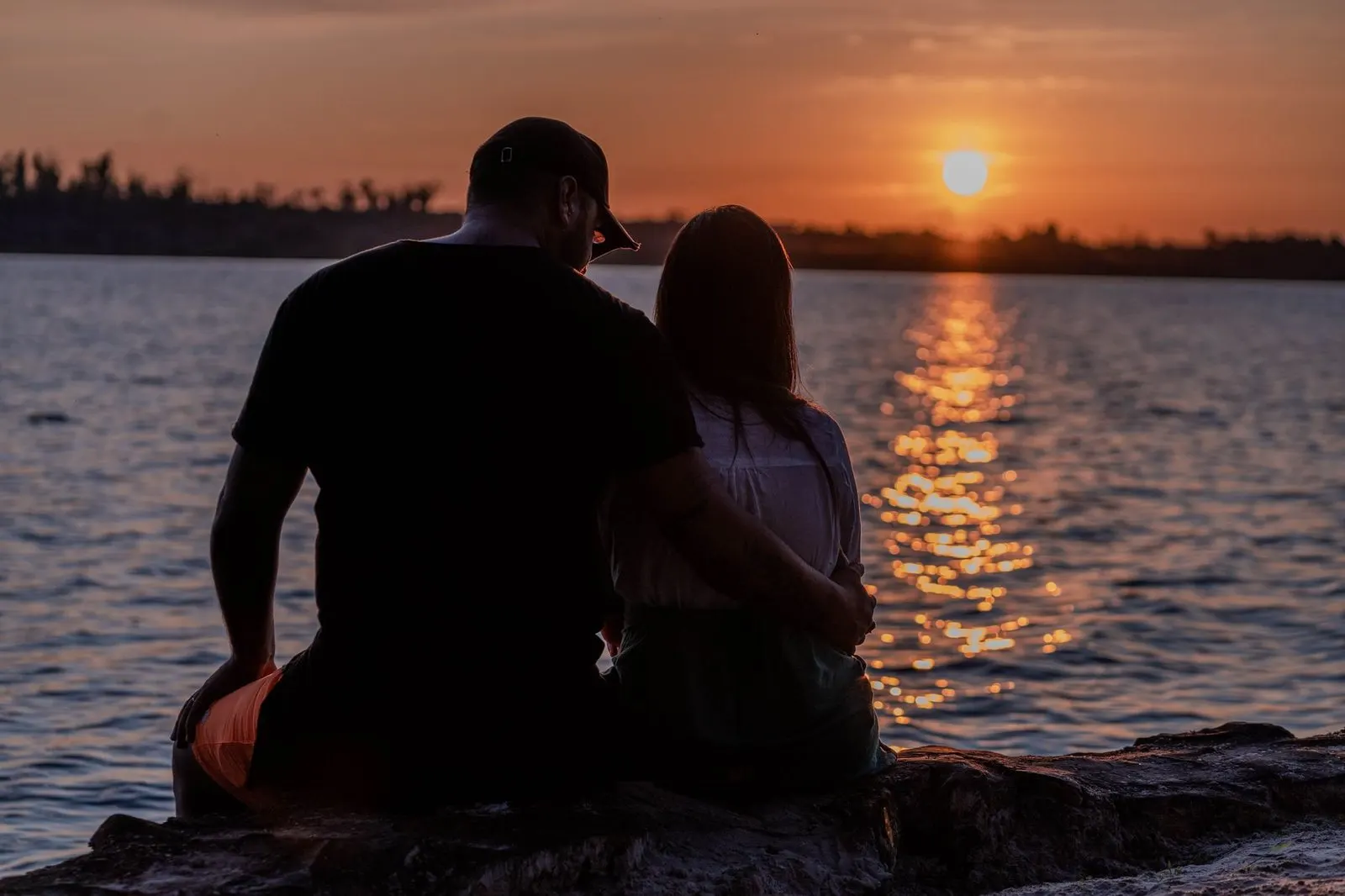 Pareja reencontrándose al atardecer, cuando Aries vuelve con su ex