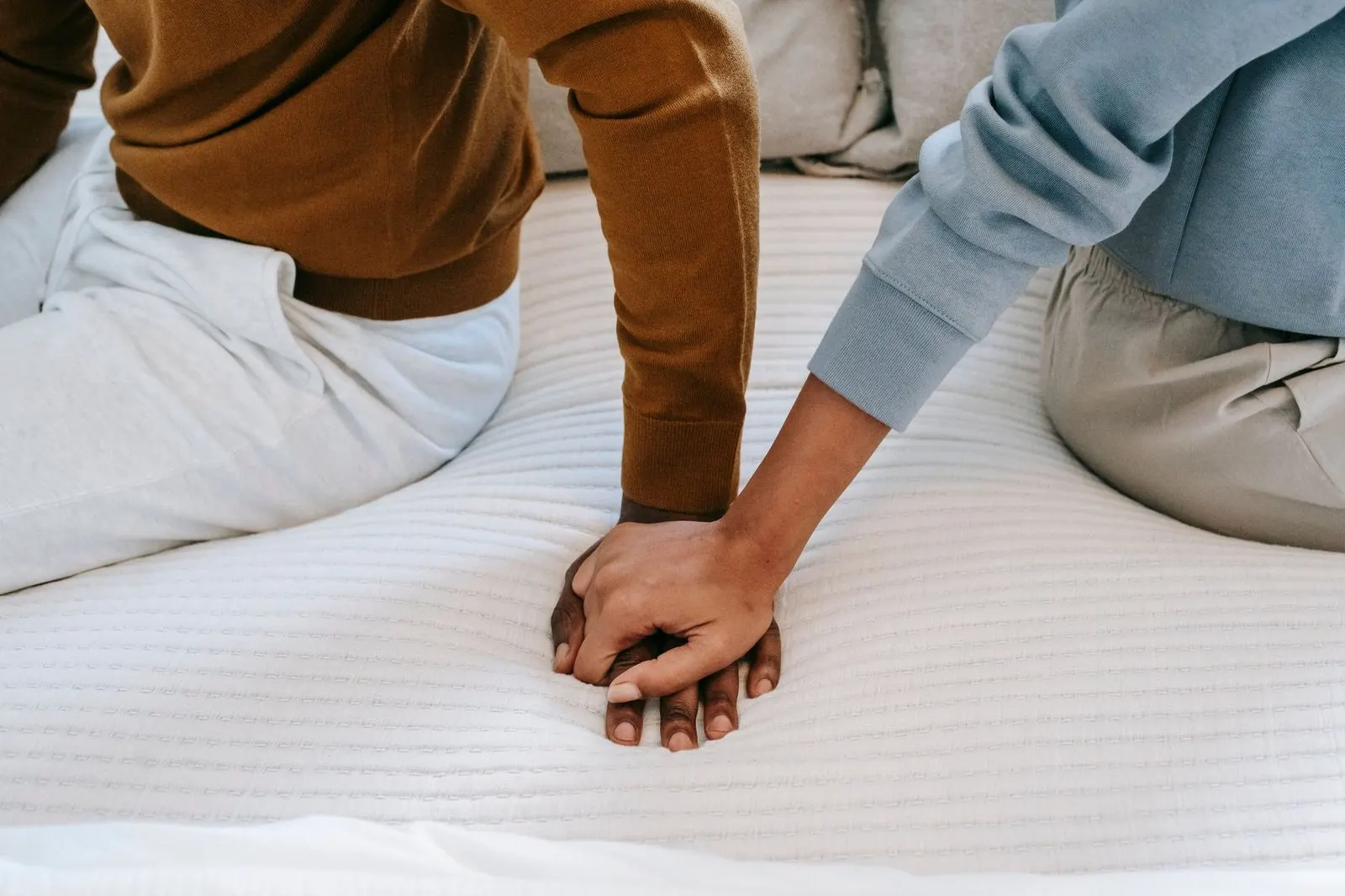 Pareja tomada de las manos con intensidad, símbolo de una relación kármica