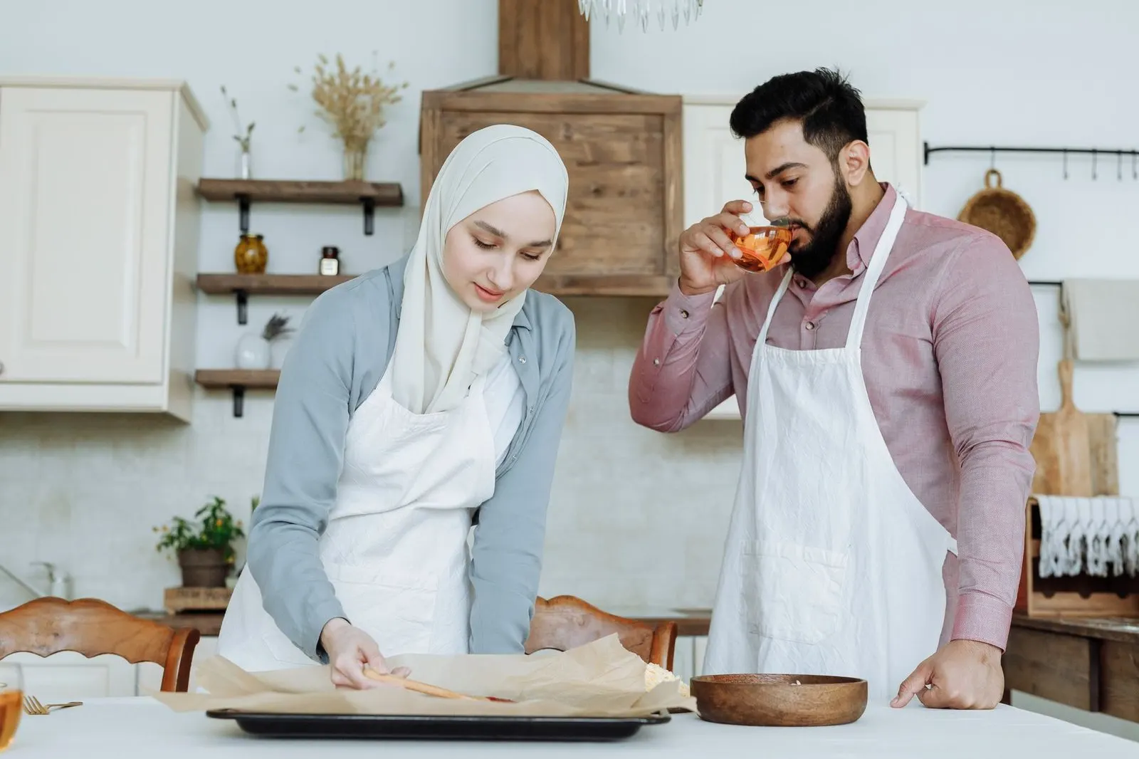 Pareja cocinando junta en casa, señal de que un Cáncer está enamorado