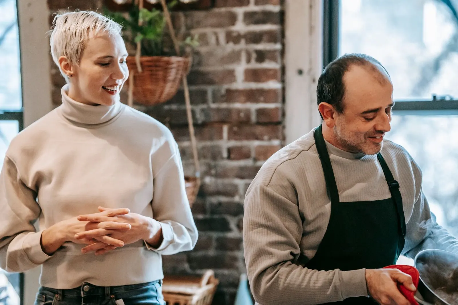 Pareja cocinando junta en casa, señal de cómo saber si un Tauro está enamorado