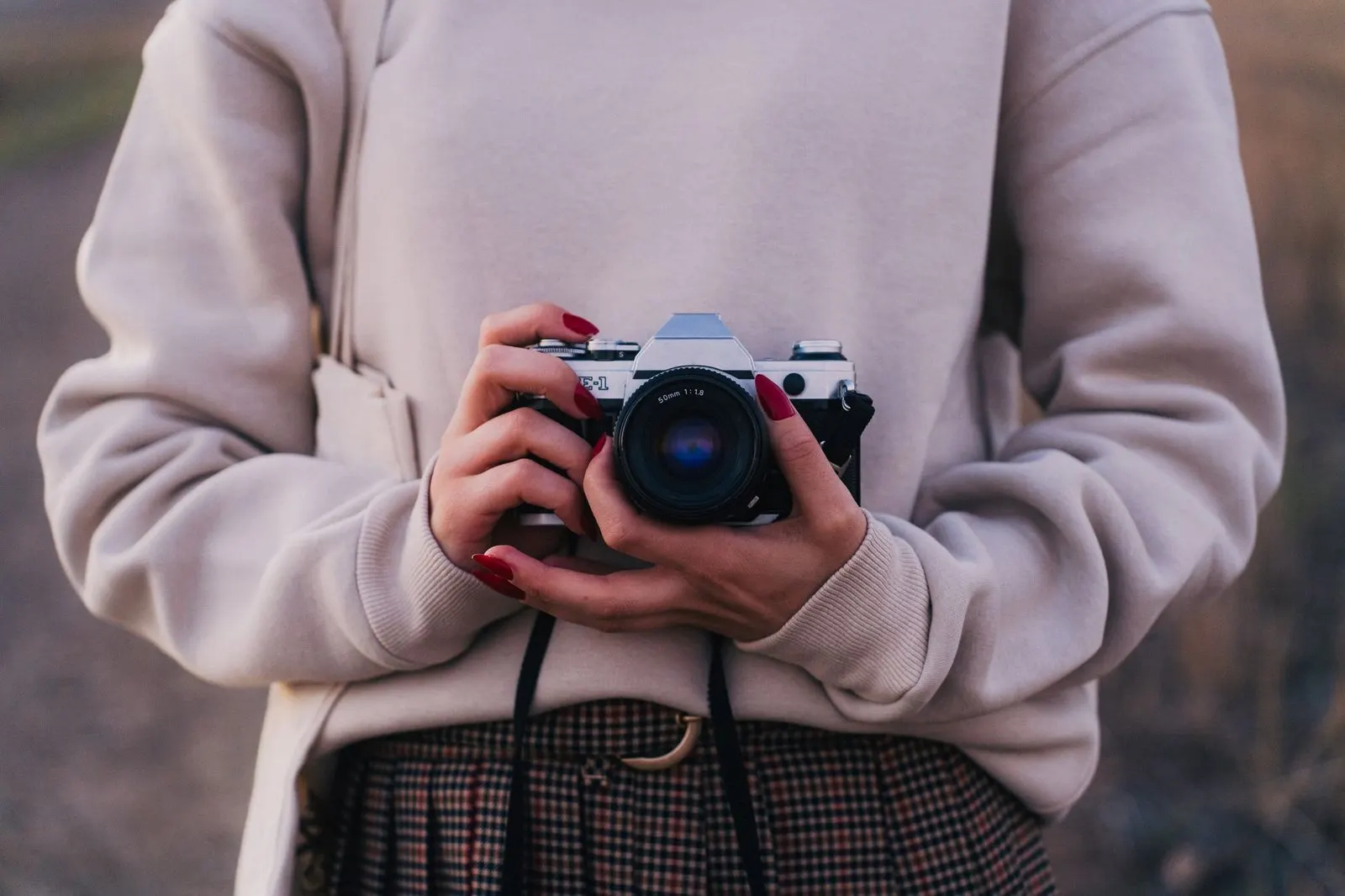 Mujer abrazando un jersey antiguo con nostalgia, como un Tauro cuando echa de menos