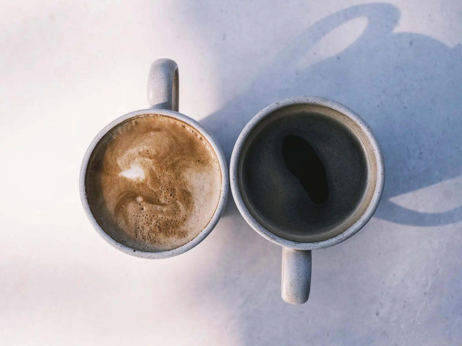 Dos tazas de café en la mesa de una cafetería tranquila, reencuentro con un Tauro