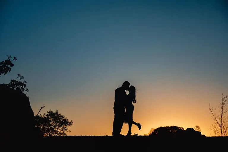 Los signos que mejor besan y cómo besa cada uno Pareja besándose al atardecer, imagen de los signos que mejor besan