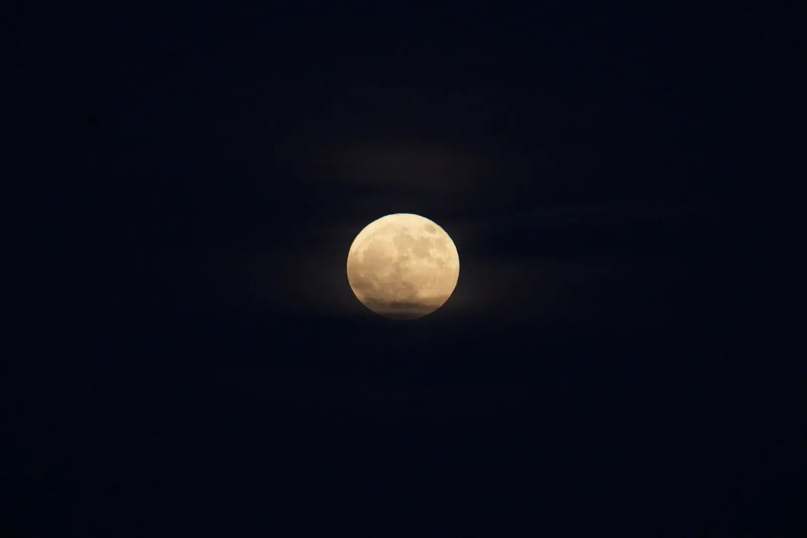 Luna llena en el cielo nocturno, símbolo de las emociones en la sinastría