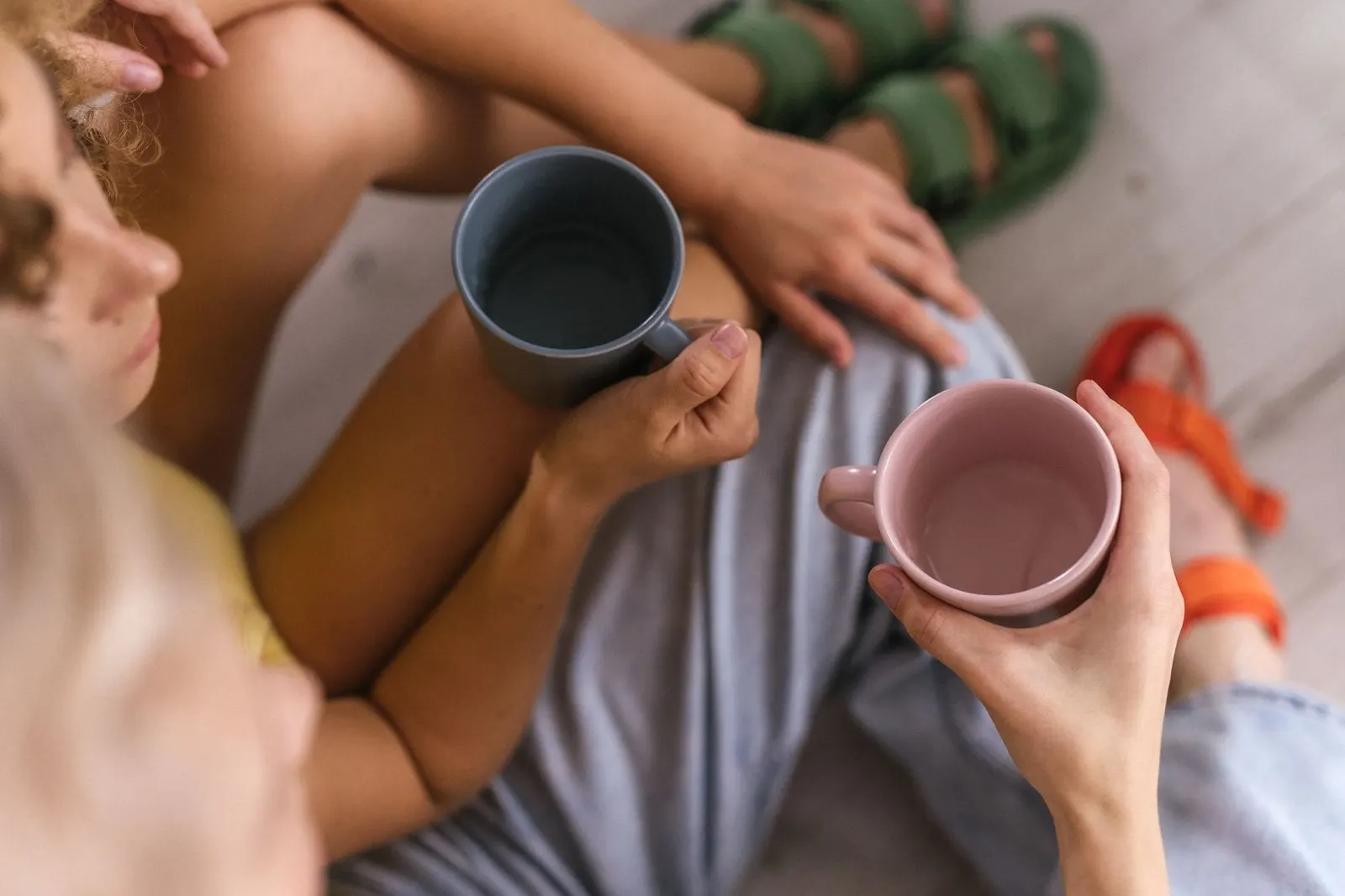 Dos personas compartiendo té en una cocina cálida, sintiéndose en casa juntas