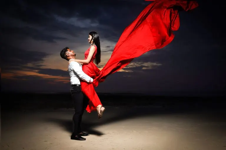 Pareja abrazada con intensidad que refleja la sinastría Luna conjunción Marte