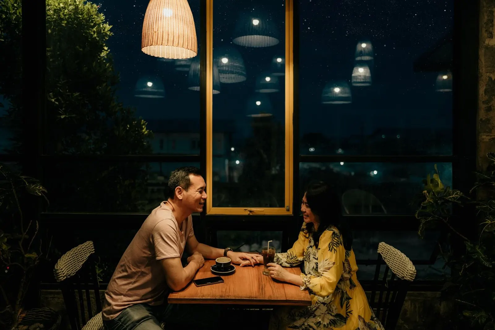 Pareja conversando de noche, imagen de la confianza profunda de Venus casa 8 en sinastría