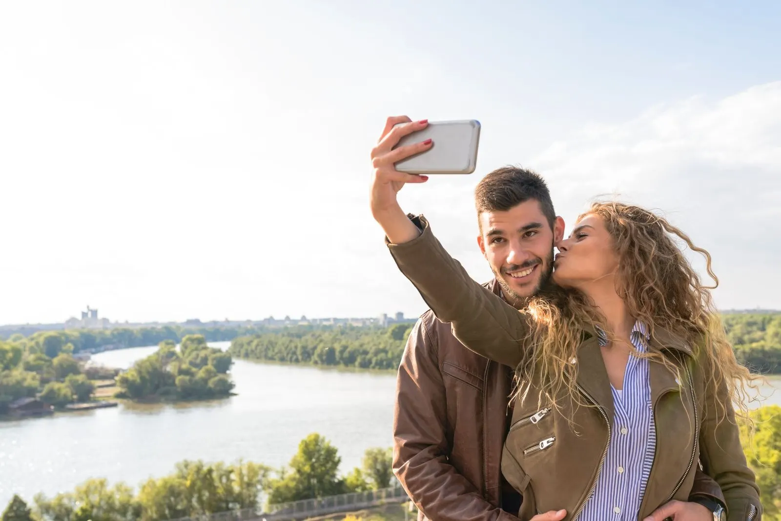 Pareja feliz viajando junta, símbolo de expansión y alegría compartida en el amor