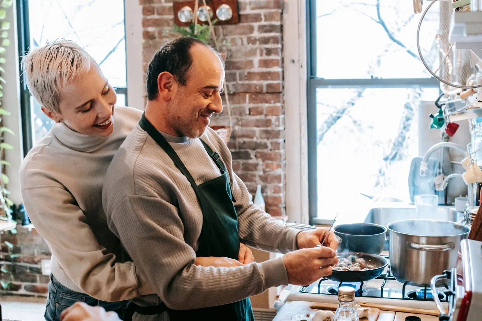 Pareja cocinando junta en casa, imagen del amor tranquilo de Tauro alma gemela