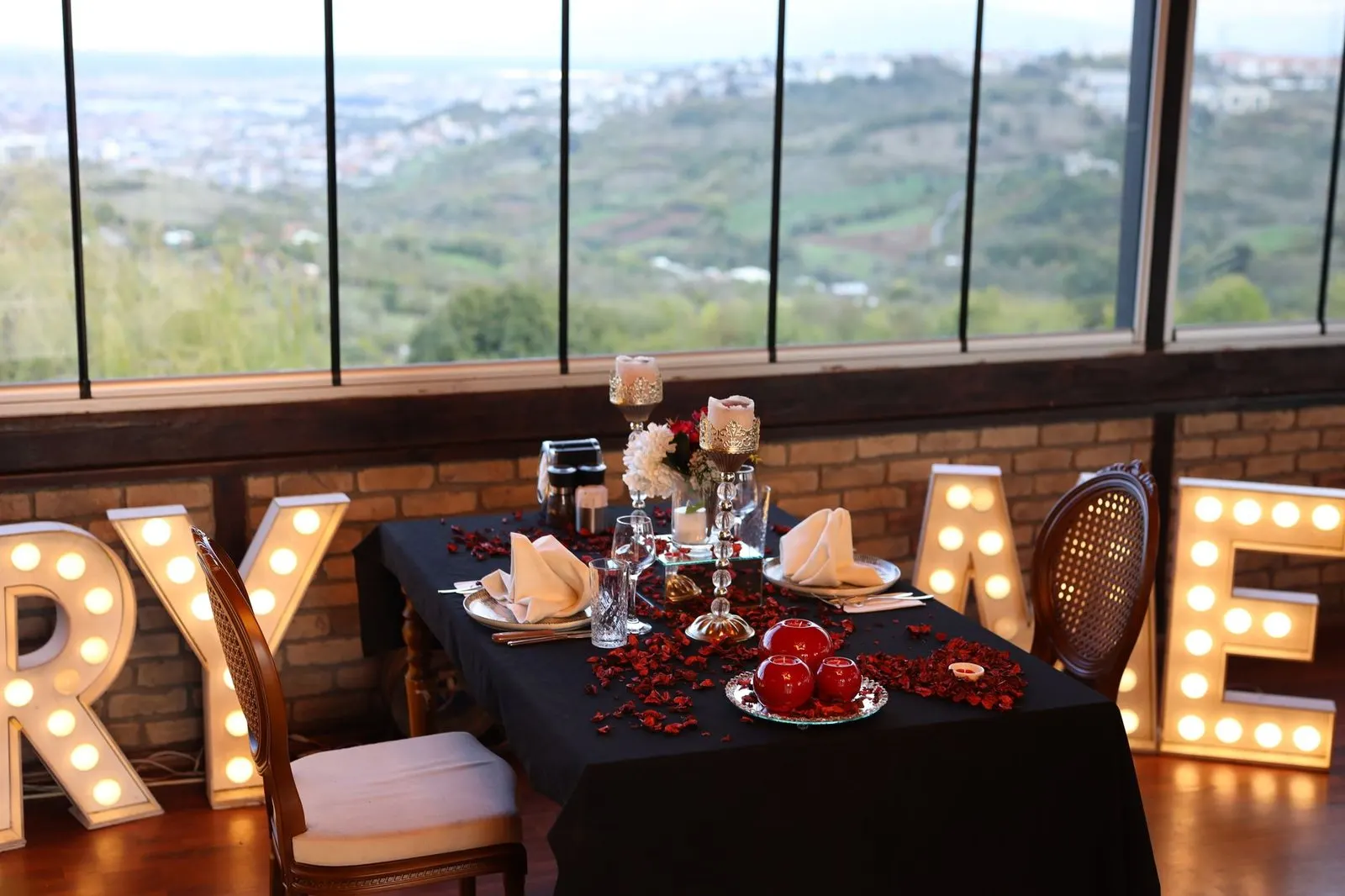 Cena romántica a la luz de las velas como preludio sensual del signo Tauro