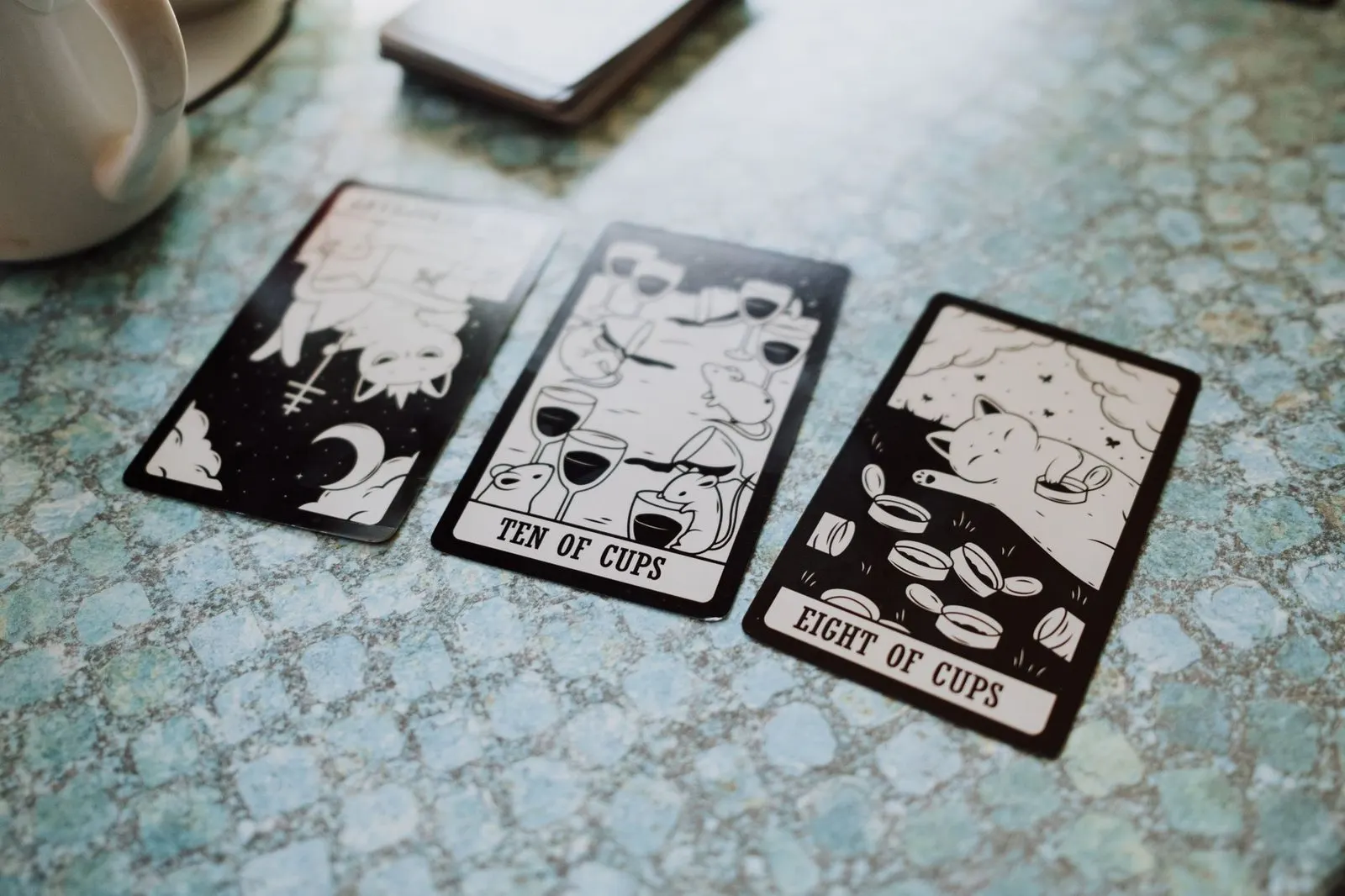 Tres cartas de tarot boca arriba en una tirada de amor sencilla