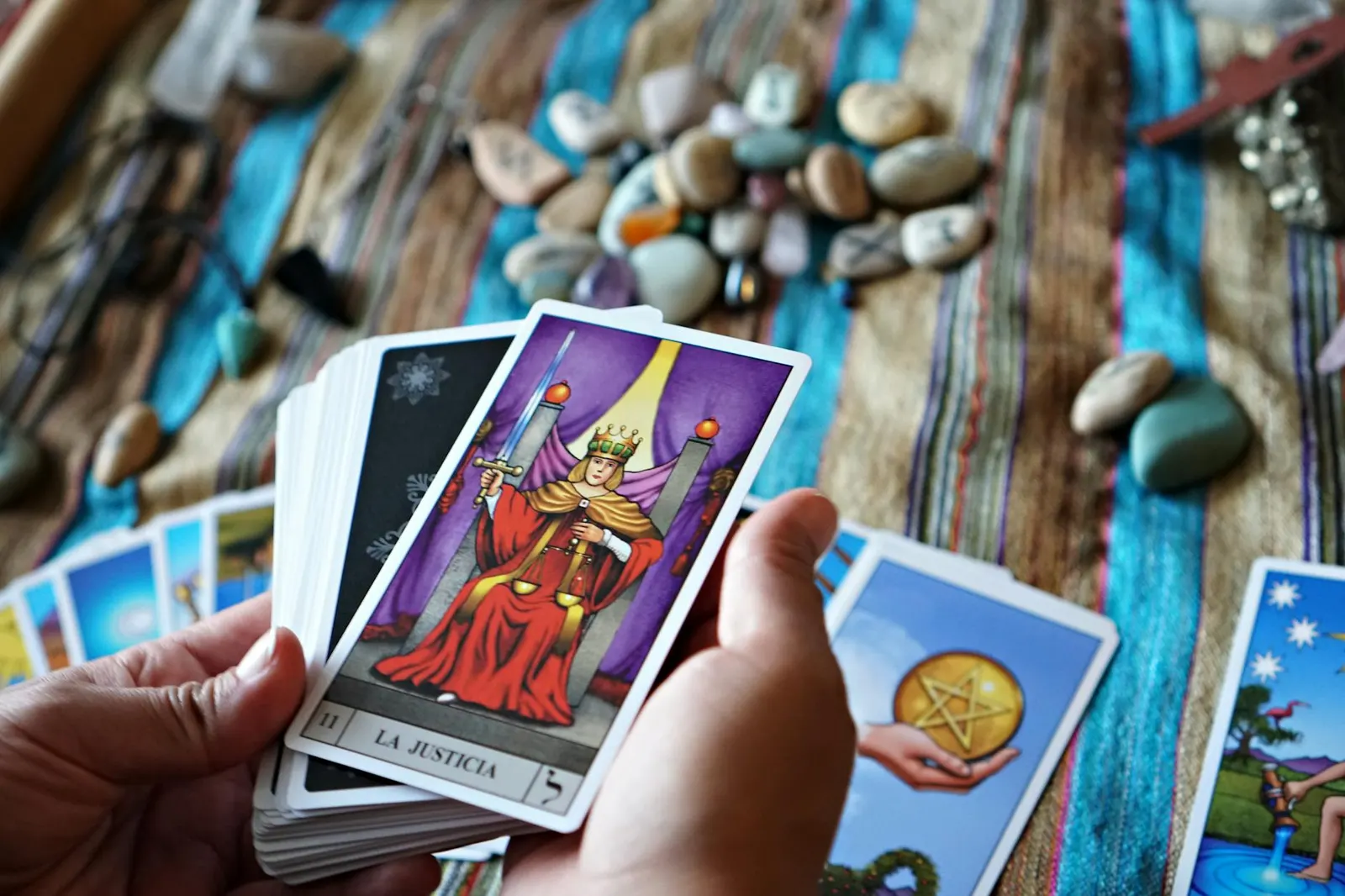 Adivinación con dados: guía de cleromancia Tarot dice divination — cartas de tarot