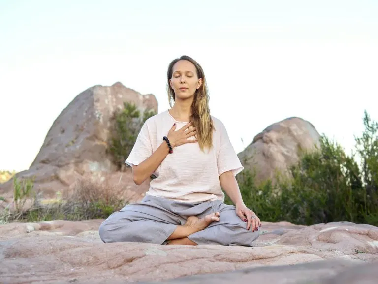 Los 7 chakras y sus piedras correspondientes Los 7 chakras y sus piedras correspondientes (Guía fácil para principiantes) — ambiente espiritual