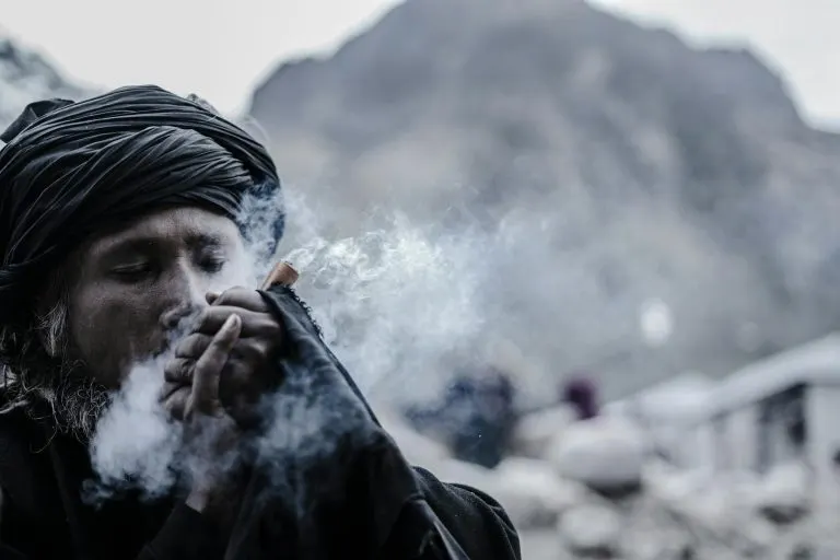 Sal rosa del Himalaya: usos esotéricos y baños Sal rosa del Himalaya: Usos esotéricos y baños purificadores potentes — retrato de hombre