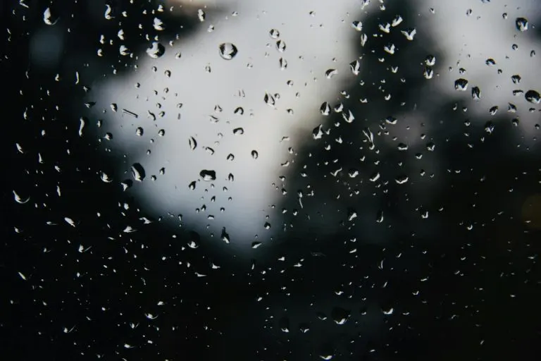 soñar con lluvia dentro de casa