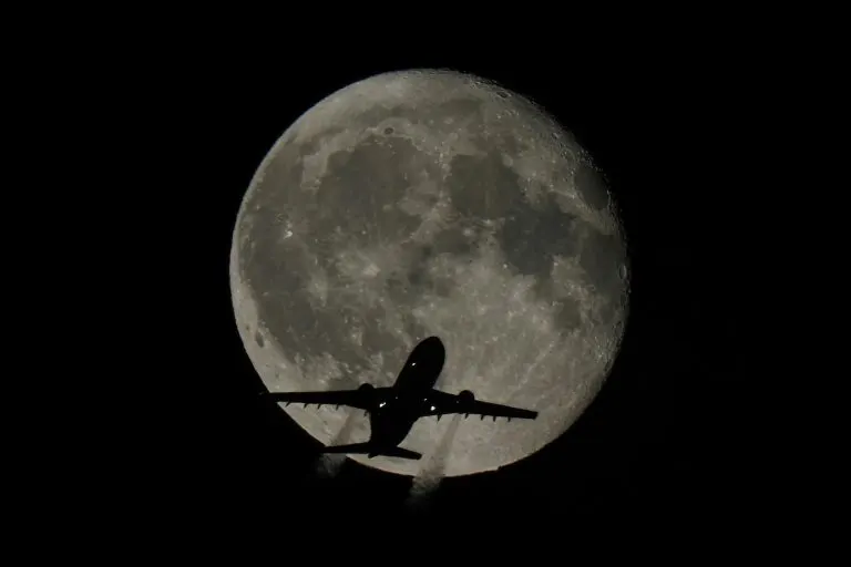 soñar con volar de noche