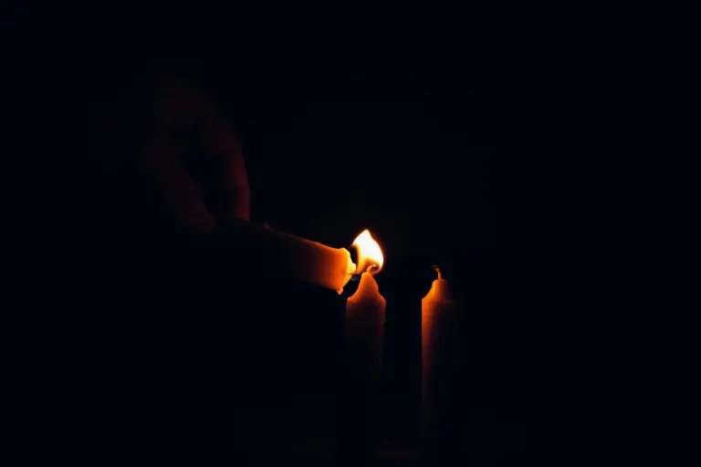 Vela negra: significado y usos espirituales seguros Vela negra encendida para protección espiritual