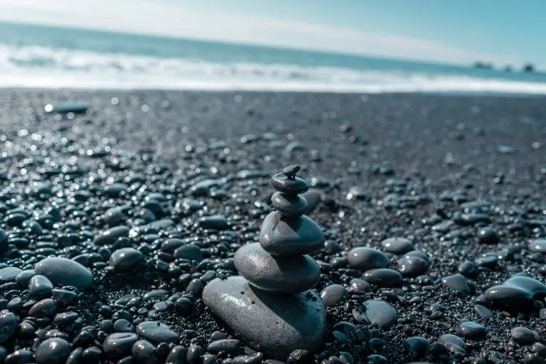 Shungit: significado espiritual y proteccion Shungit como piedra espiritual de proteccion, descarga y arraigo