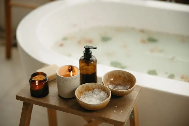 Sal gruesa y cuenco preparado para un baño ritual sencillo
