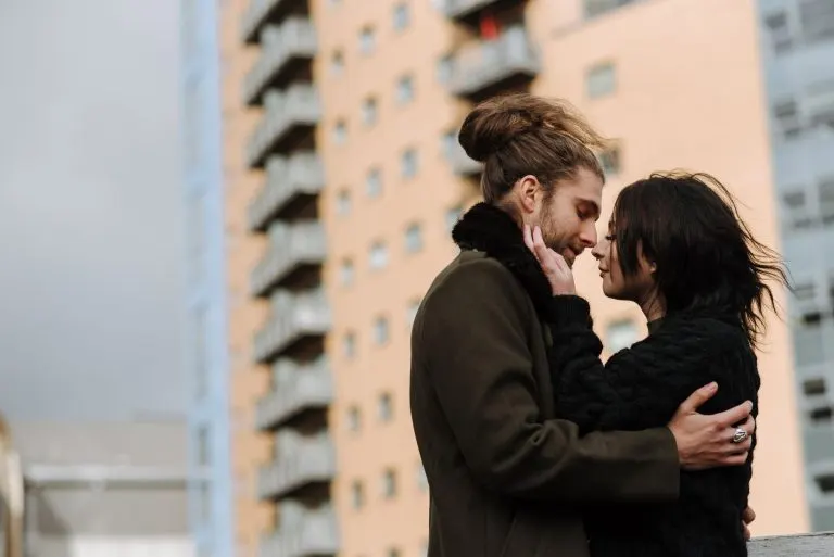 Pareja cruzando miradas en la calle, amor a primera vista astrológico