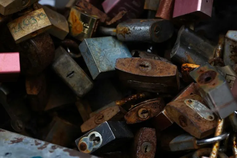 Amuleto de la llave antigua de hierro sobre una mesa de madera