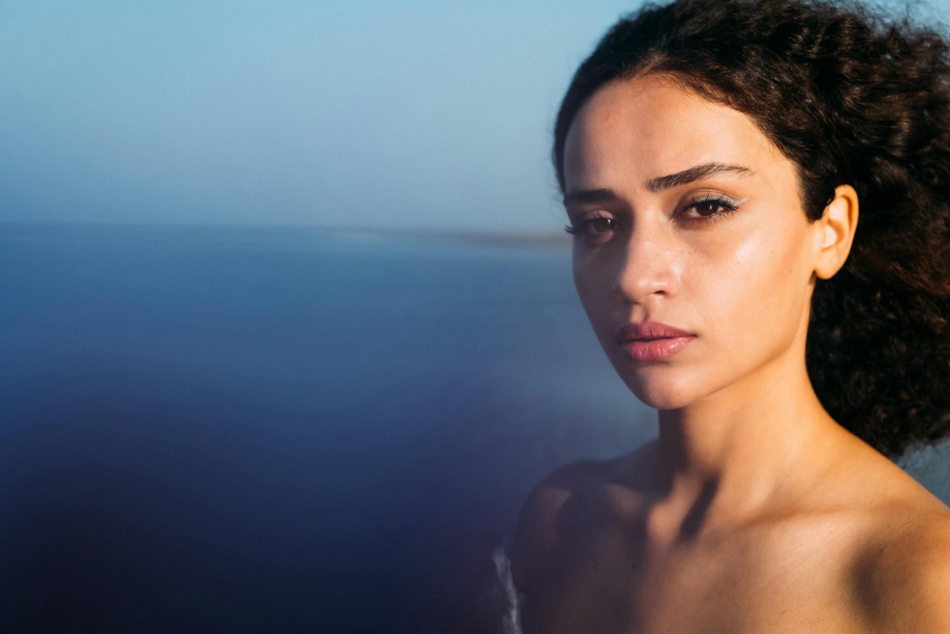 Acuario y Piscis: lógica y emoción en pareja Acuario Piscis amor espiritual — retrato de mujer