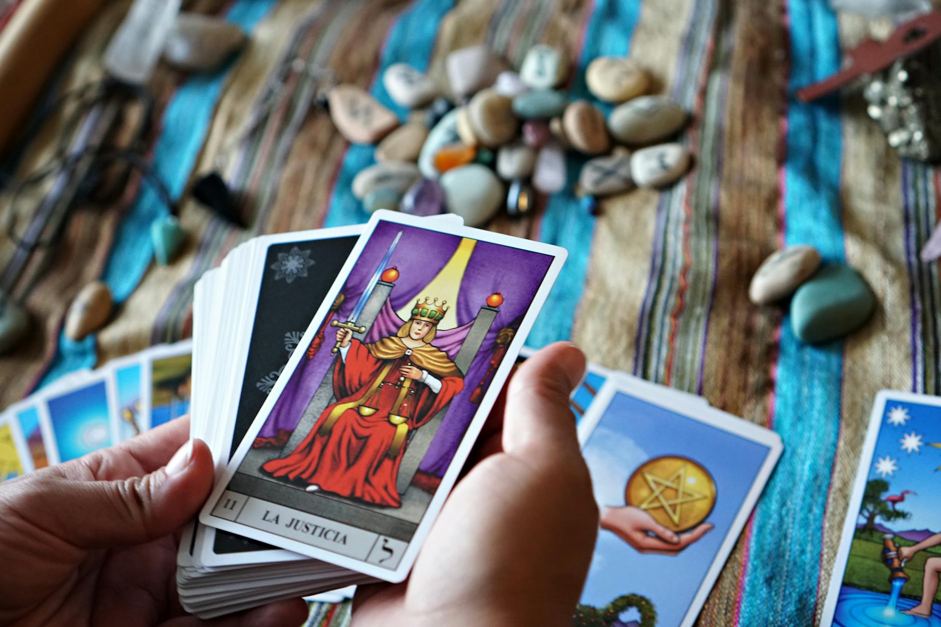 Adivinación con dados: guía de cleromancia Tarot dice divination — cartas de tarot