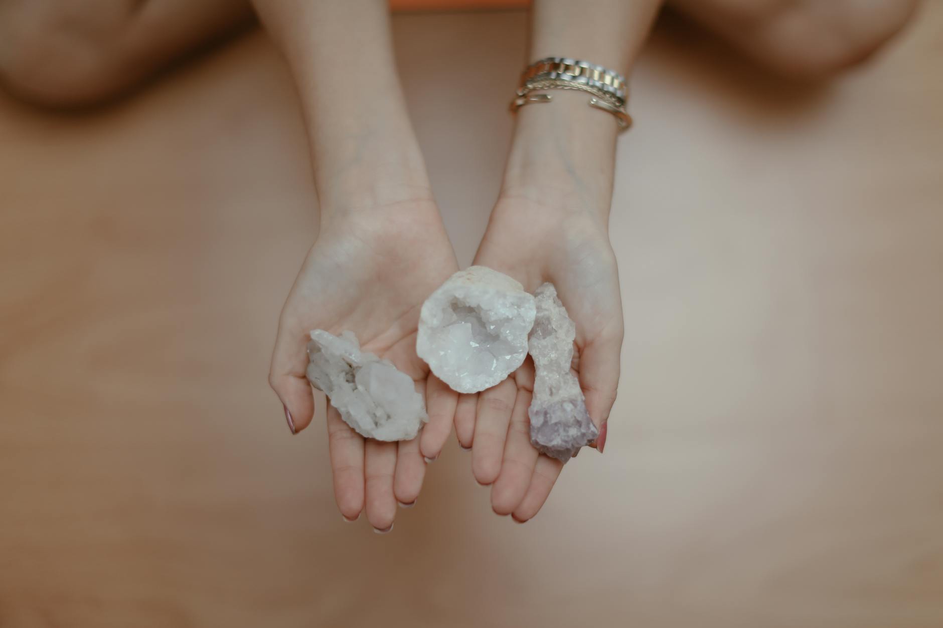 Cristal violeta usado en una práctica de meditación