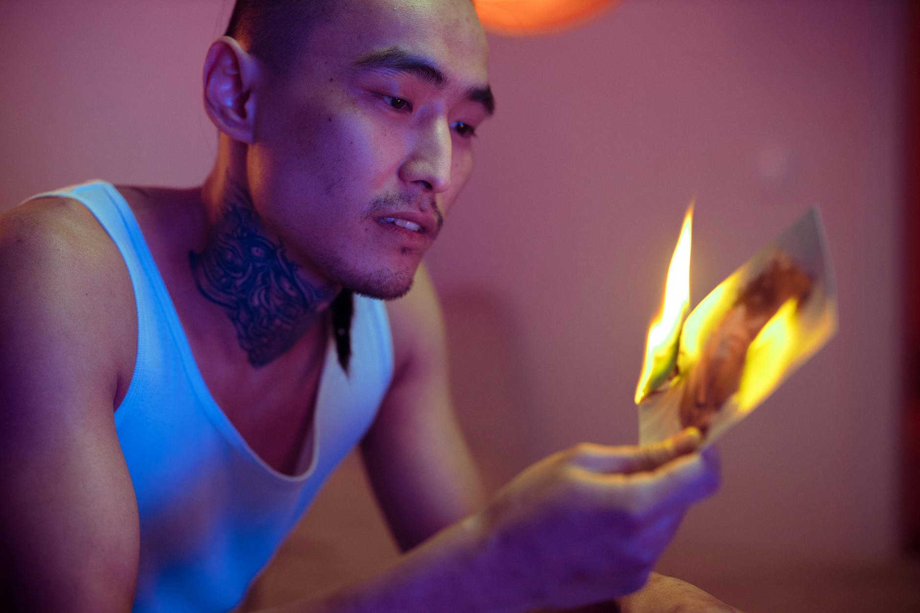 Leo y Aries en la Cama: Una explosión de pasión garantizada — retrato de hombre